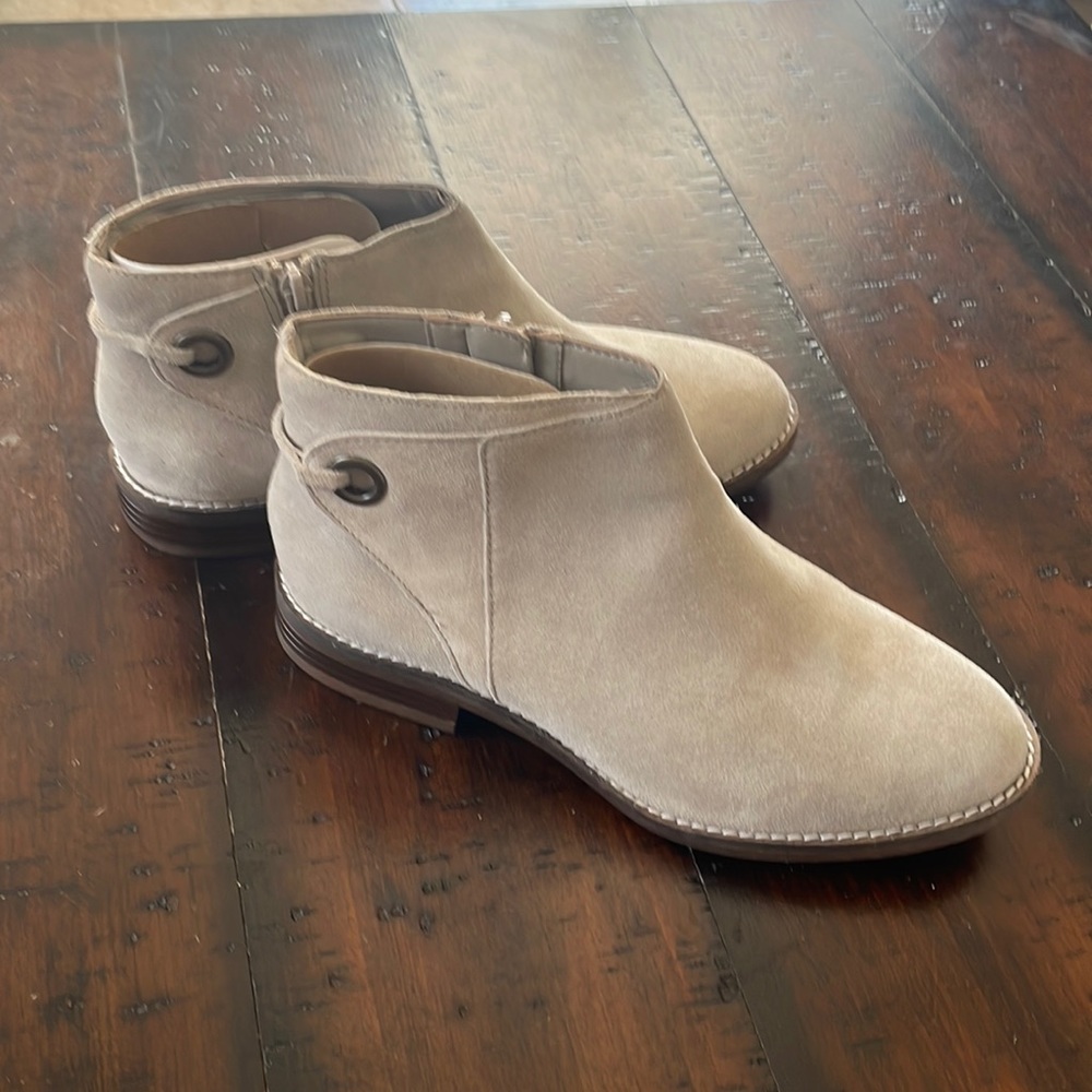 Sand Clarks Camzin Bow Ankle Boots